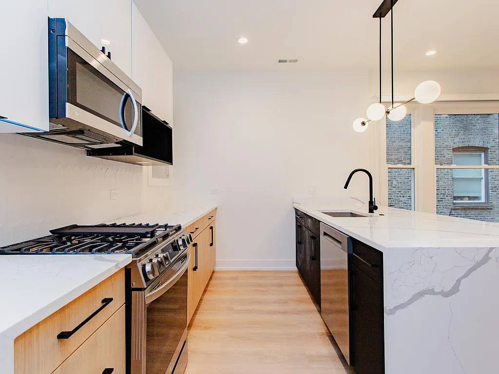 Building Photo - 2204 N Kedzie Blvd #2