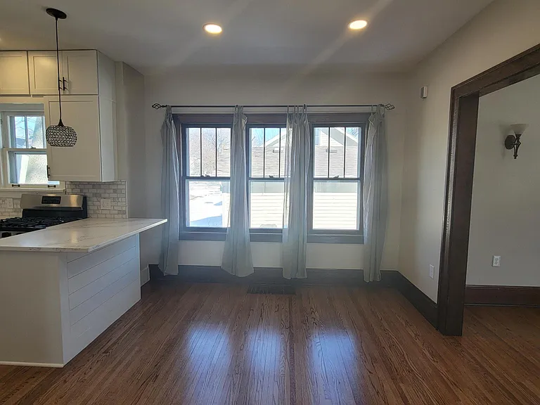 906 Indiana Ave — Photo 5