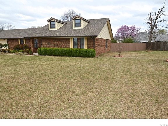 5th image of 18741 Woodbriar Ln