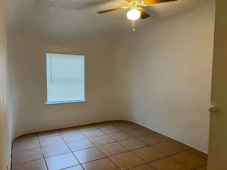 610 Guadalupe St S — Photo 8