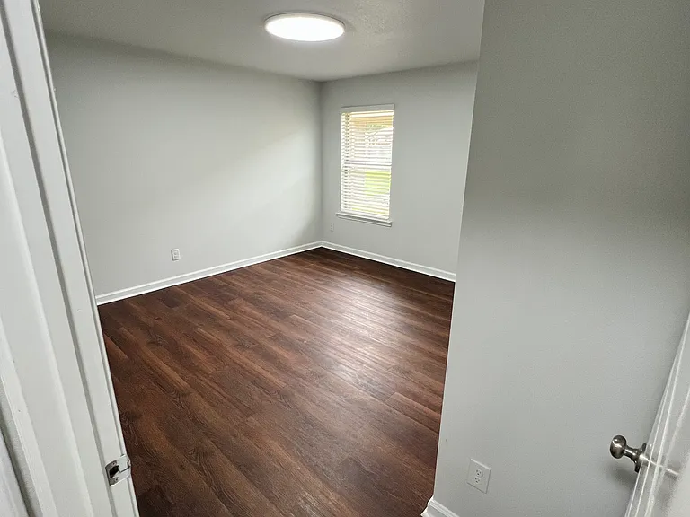 1307 Fairlawn Dr — Photo 3