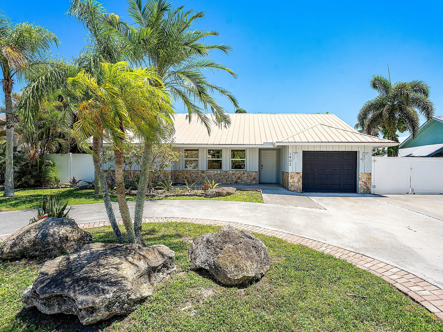 3 bed, 2.0 bath, 1908 sqft, $5,000 — Photo 1