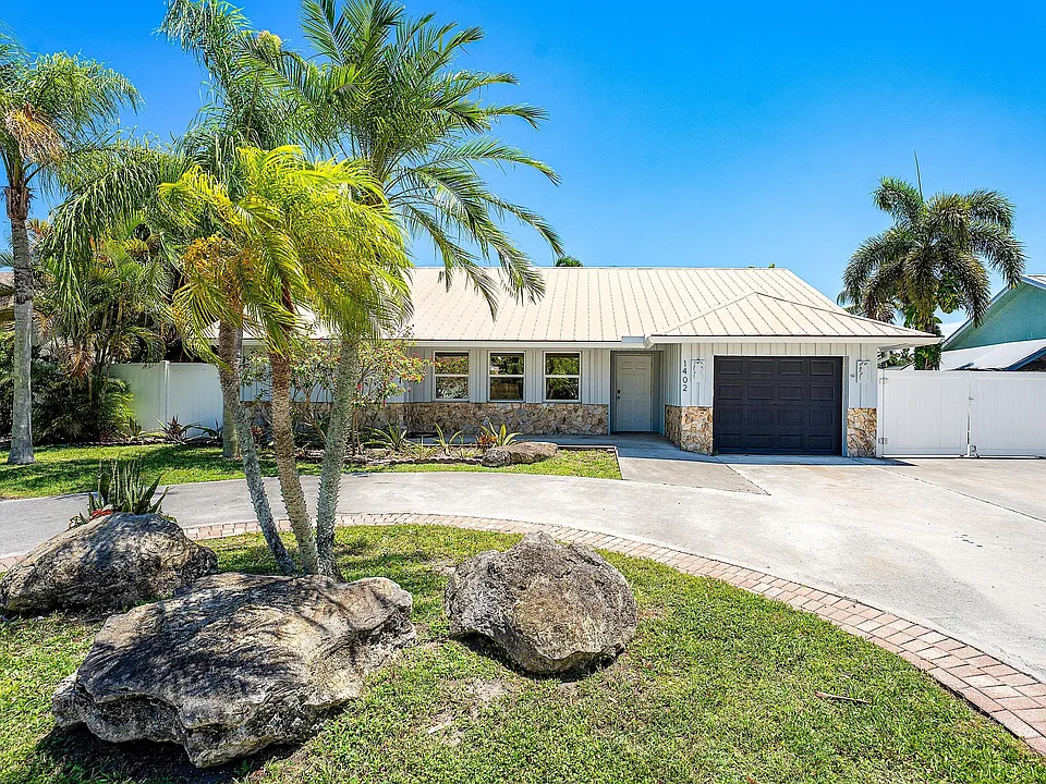 1402 Cormorant Rd