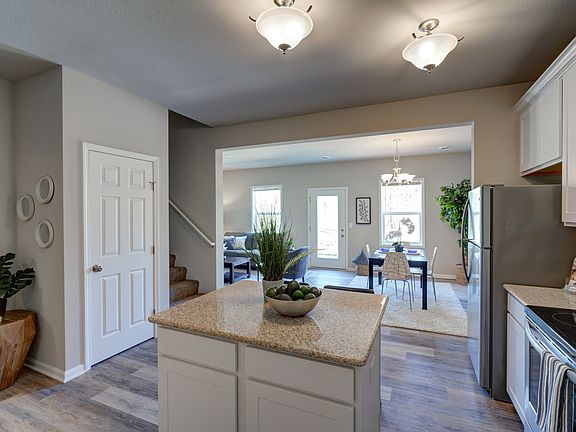 4th image of 619 McKay Way