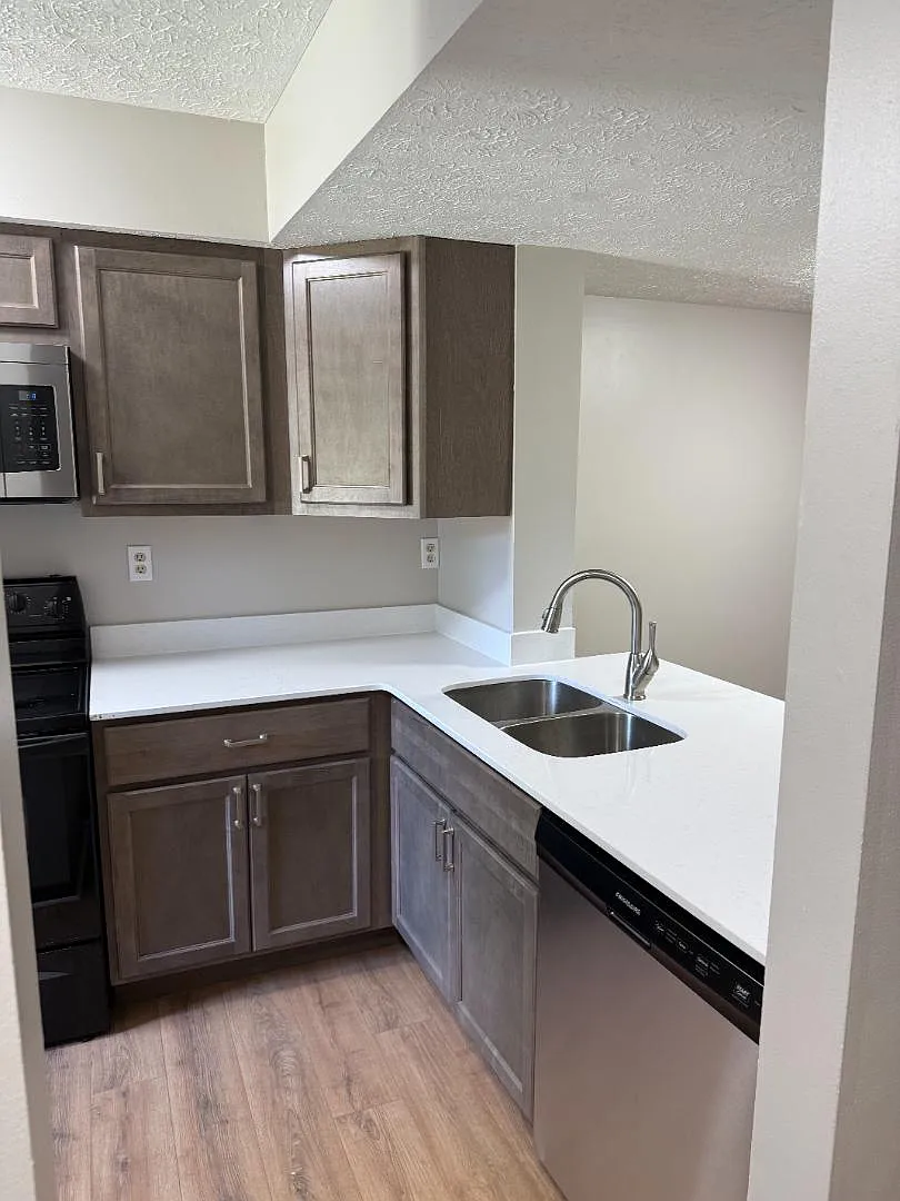 100 Oak Creek Ct - #5 — Photo 2