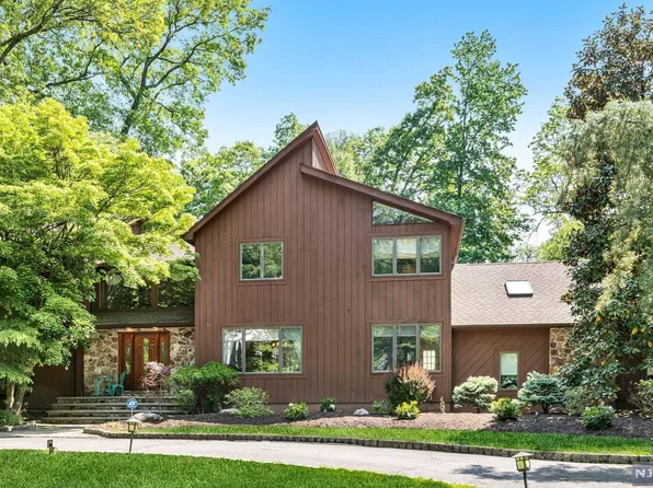 18 Indian Trl, Upper Saddle River, NJ 07458