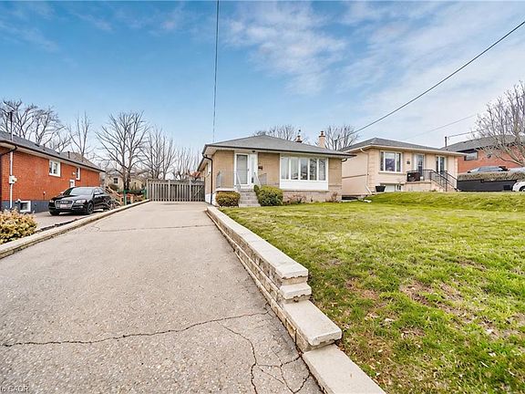 2nd image of 32 Deevale Rd