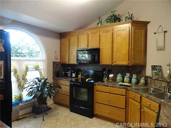 5th image of 400 Lakeridge Dr