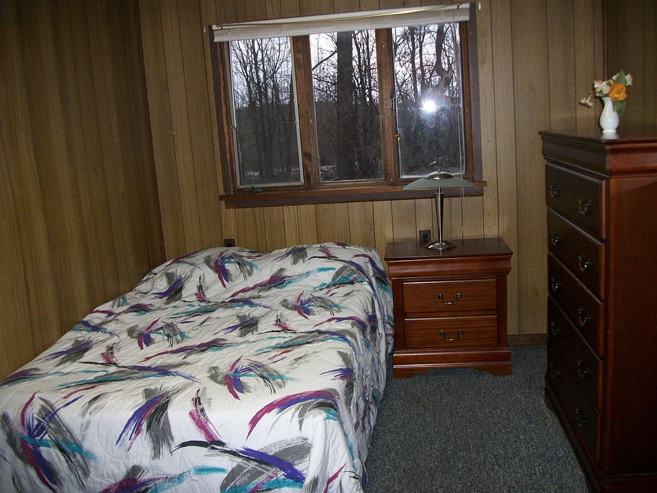 2nd image of 129 Maple St APT 5