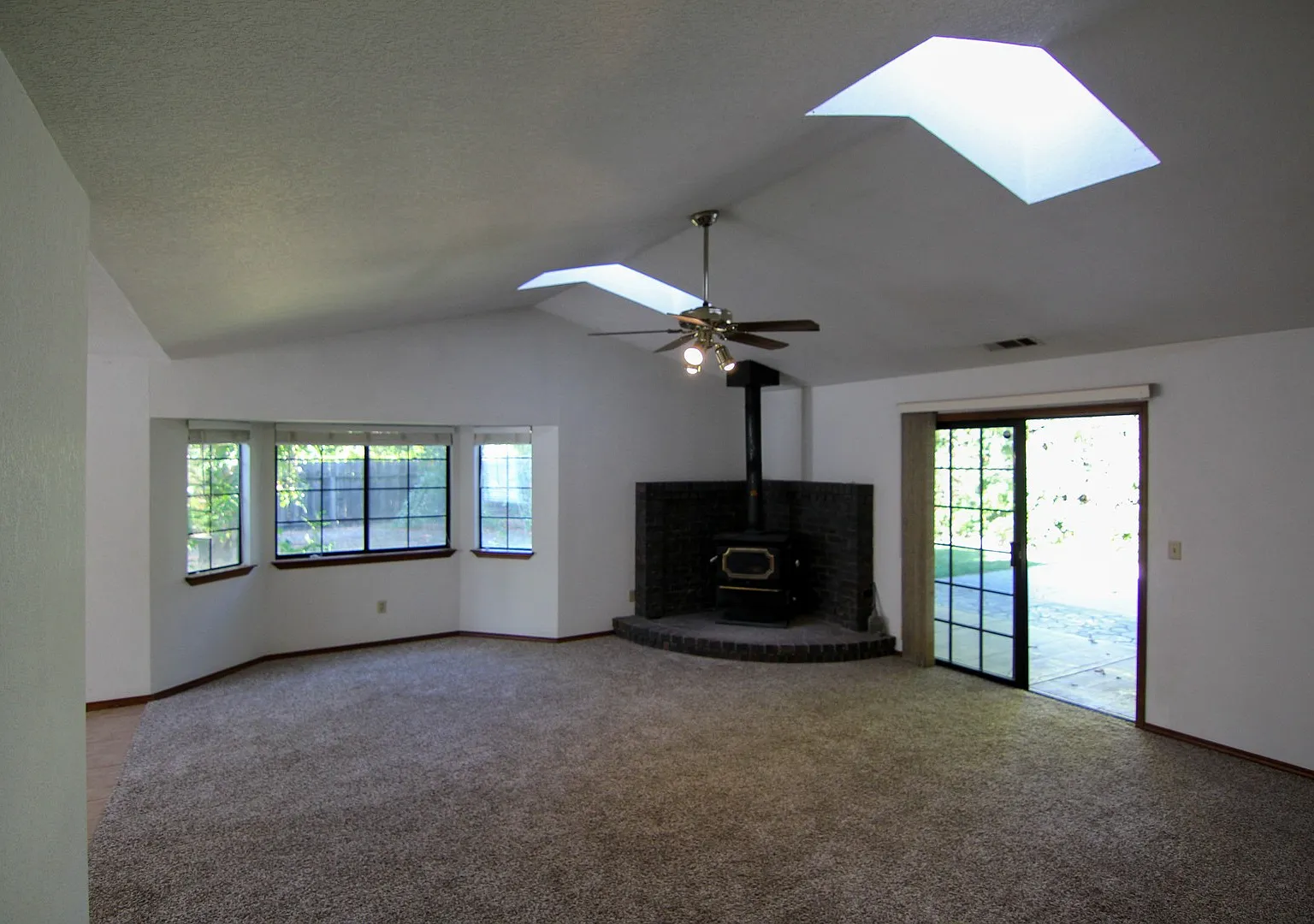3 Bedroom Home for Rent in Redding CA | Office, RV Parking, Fenced Yard & 2-Car Garage — Photo 3