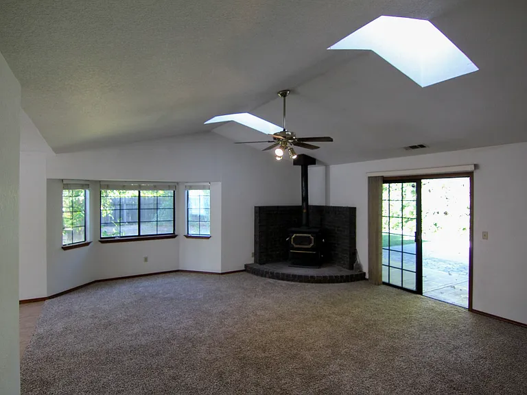 6827 Creekside St — Photo 3