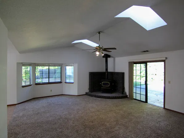 6827 Creekside St, Redding, CA 96001