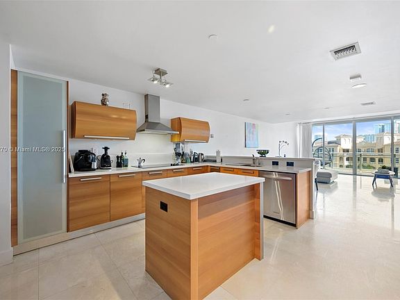 5th image of 2950 NE 188th St APT 525