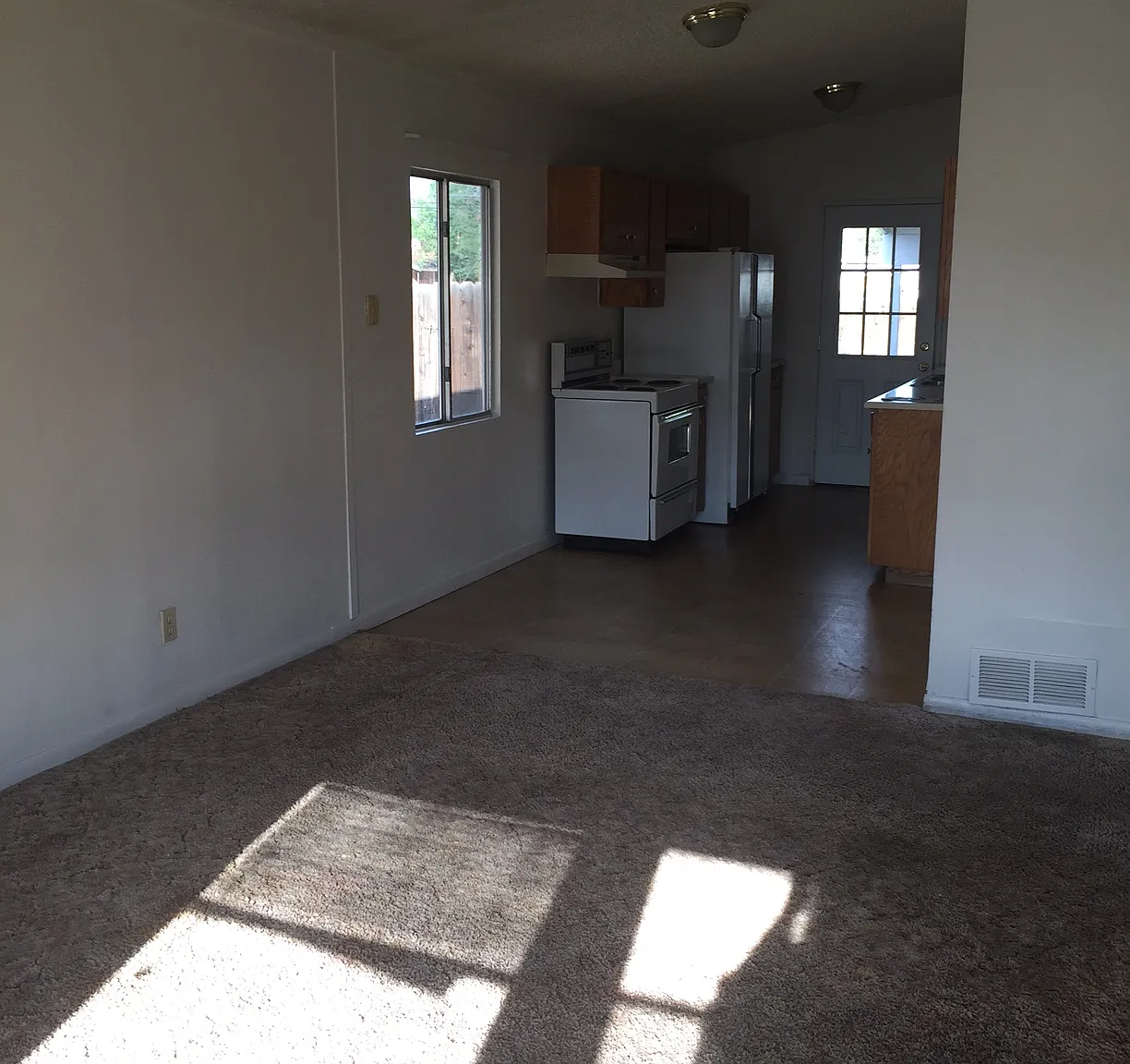 3 bed, 1000 sqft, $1,300 — Photo 2