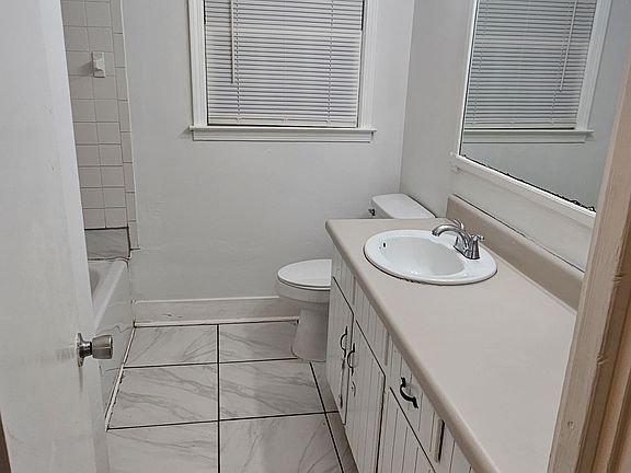 2nd image of 27 Pine Ridge Ct