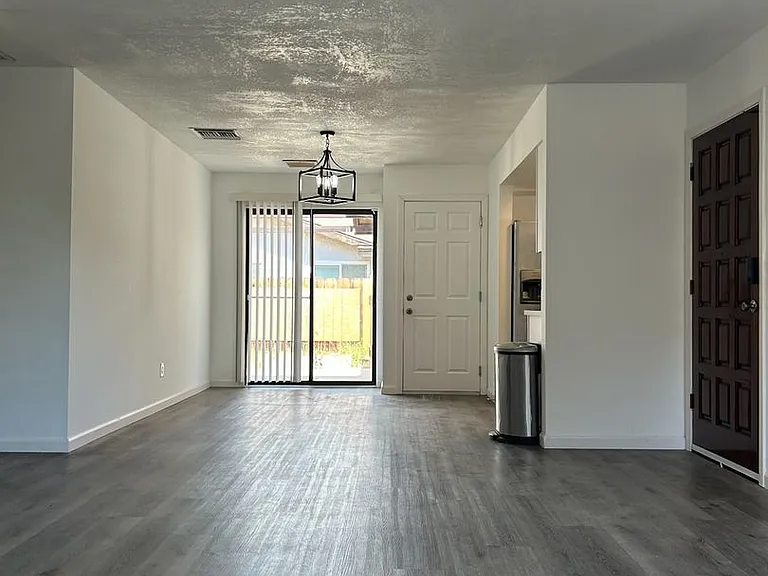 1127 N Mono Ct — Photo 3
