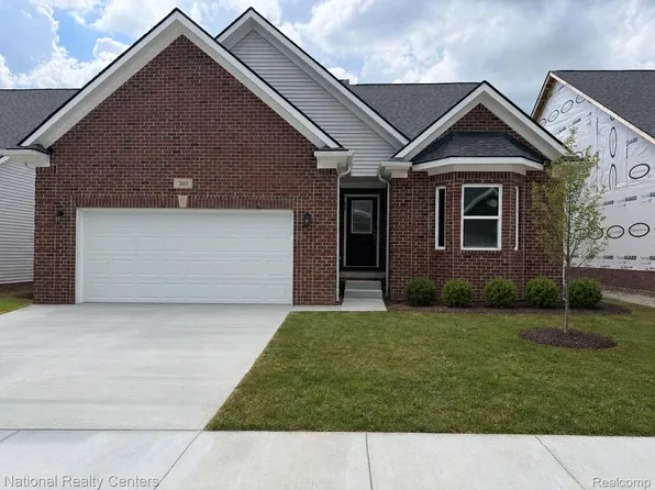 374 Devonshire Dr #30, Lapeer, MI 48446