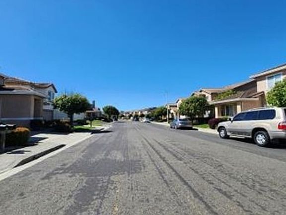 Exterior Neighborhood (street photo)