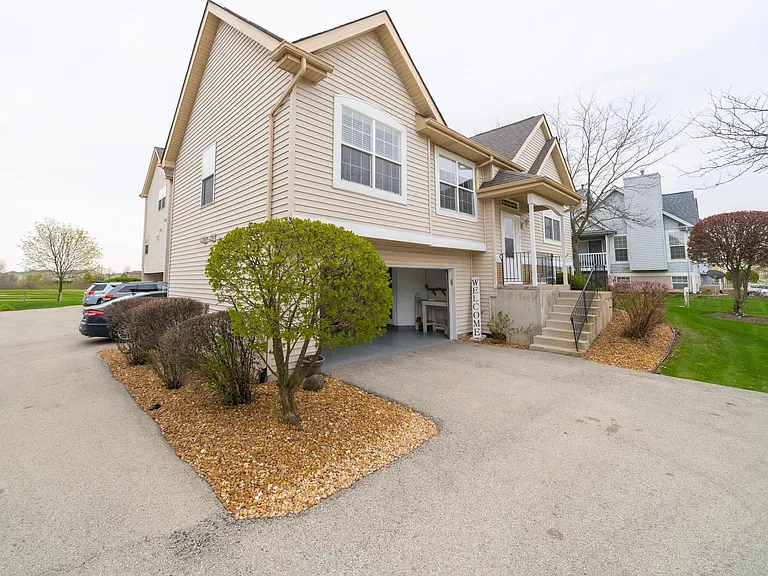17421 Yakima Dr — Photo 2