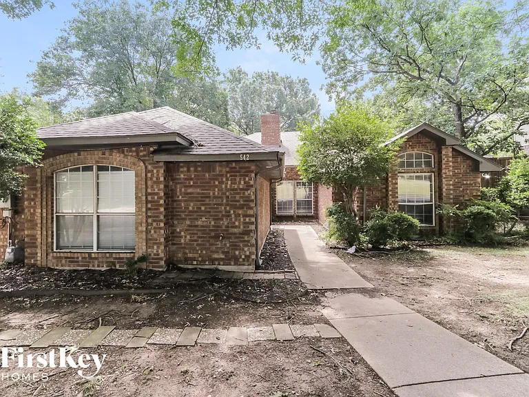 542 Renee Ln — Photo 1