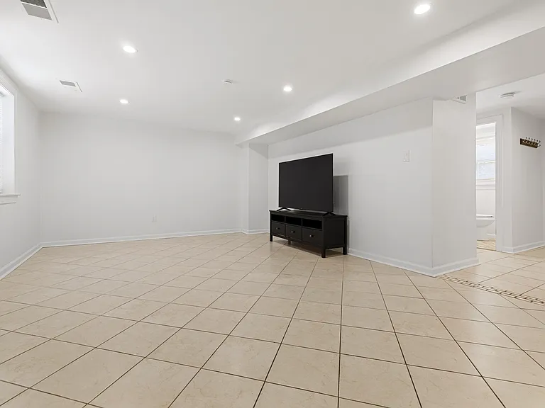 1325 Osbourne Ave — Photo 16