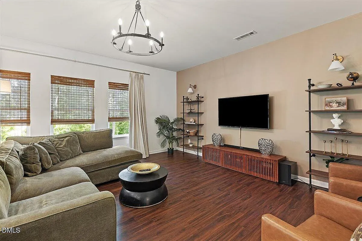 4 bed, 2.5 bath, 2594 sqft, $2,495 — Photo 3