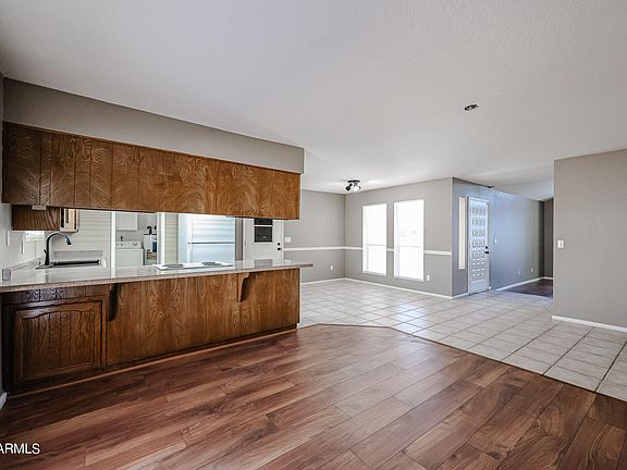 5th image of 2548 E GLADE Avenue