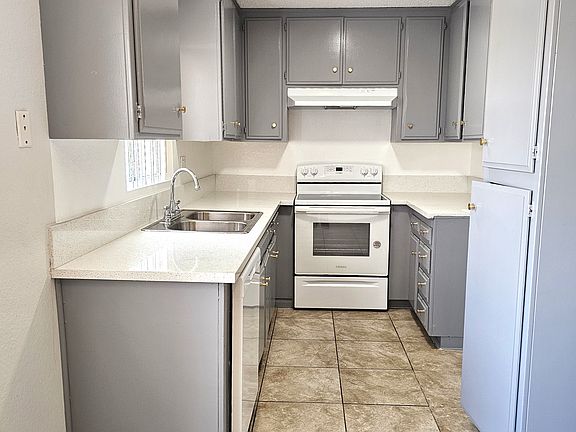 2nd image of 527 Howard Ave APT 17
