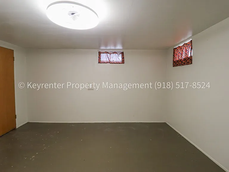 953 E 37th St S — Photo 34