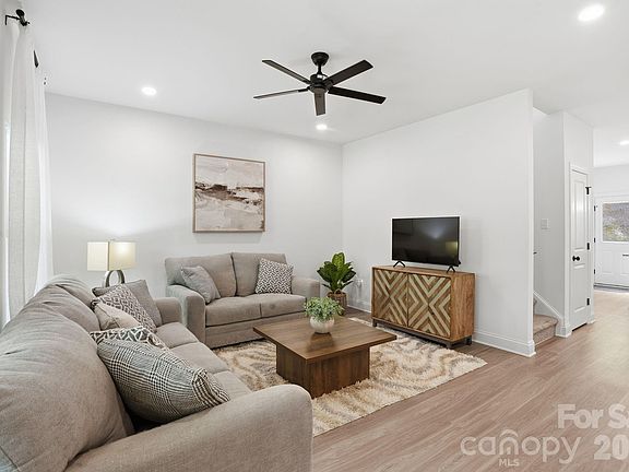 4th image of 403 Sunset Dr