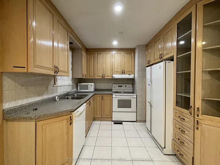 14 Madawaska Ave #MAIN — Photo 8