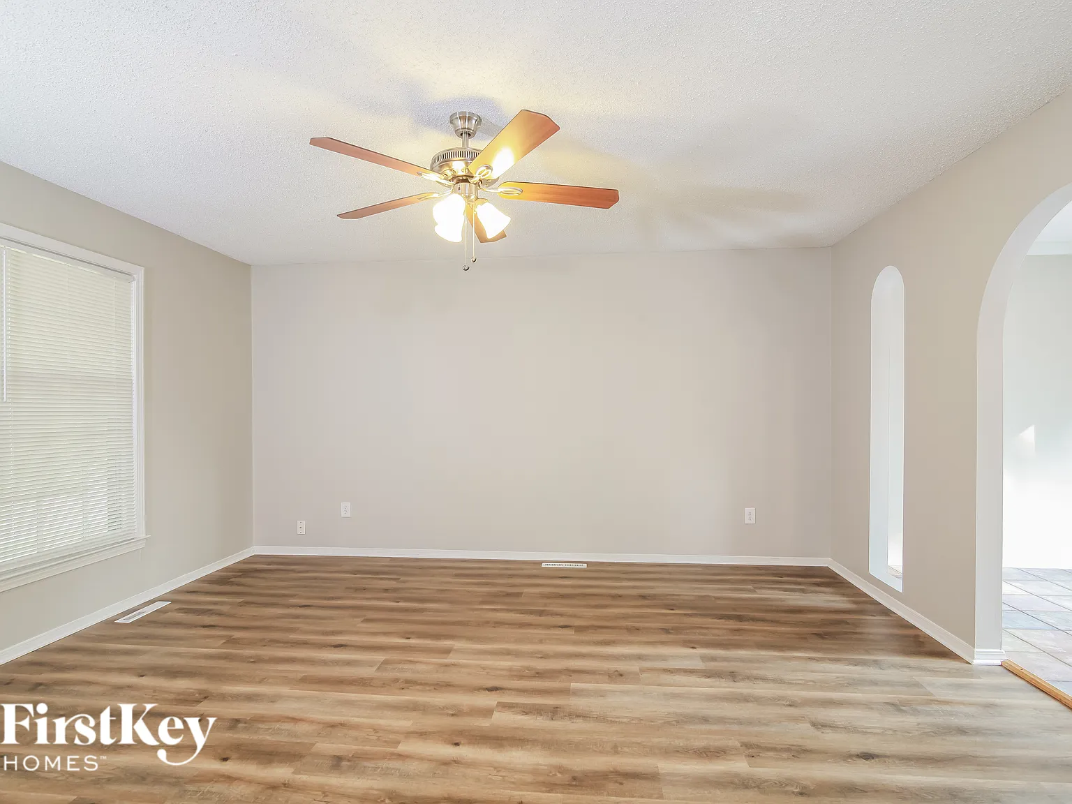 3 bed, 2.0 bath, 1226 sqft, $2,000 — Photo 3
