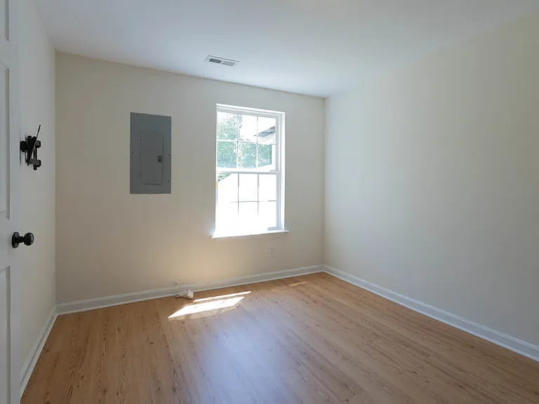 405 Lakeview Ct — Photo 29