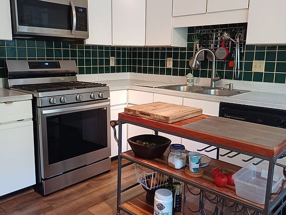 Kitchen. New Microwave and Gas Range