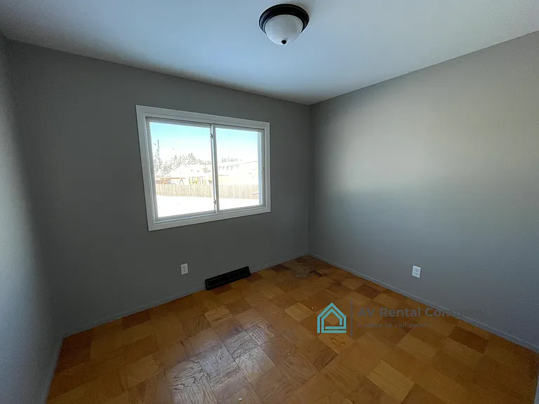 209 Titan St — Photo 8