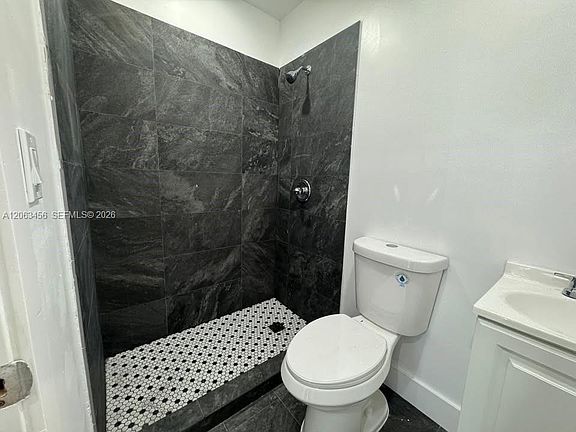 5th image of 670 NE 166th St