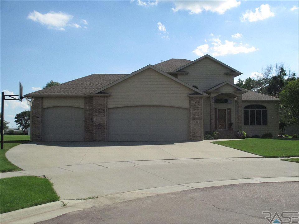 1st image of 820 S Poplar Dr