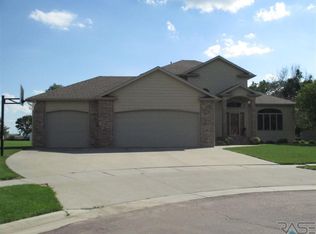 820 S Poplar Dr, Lennox, SD 57039
