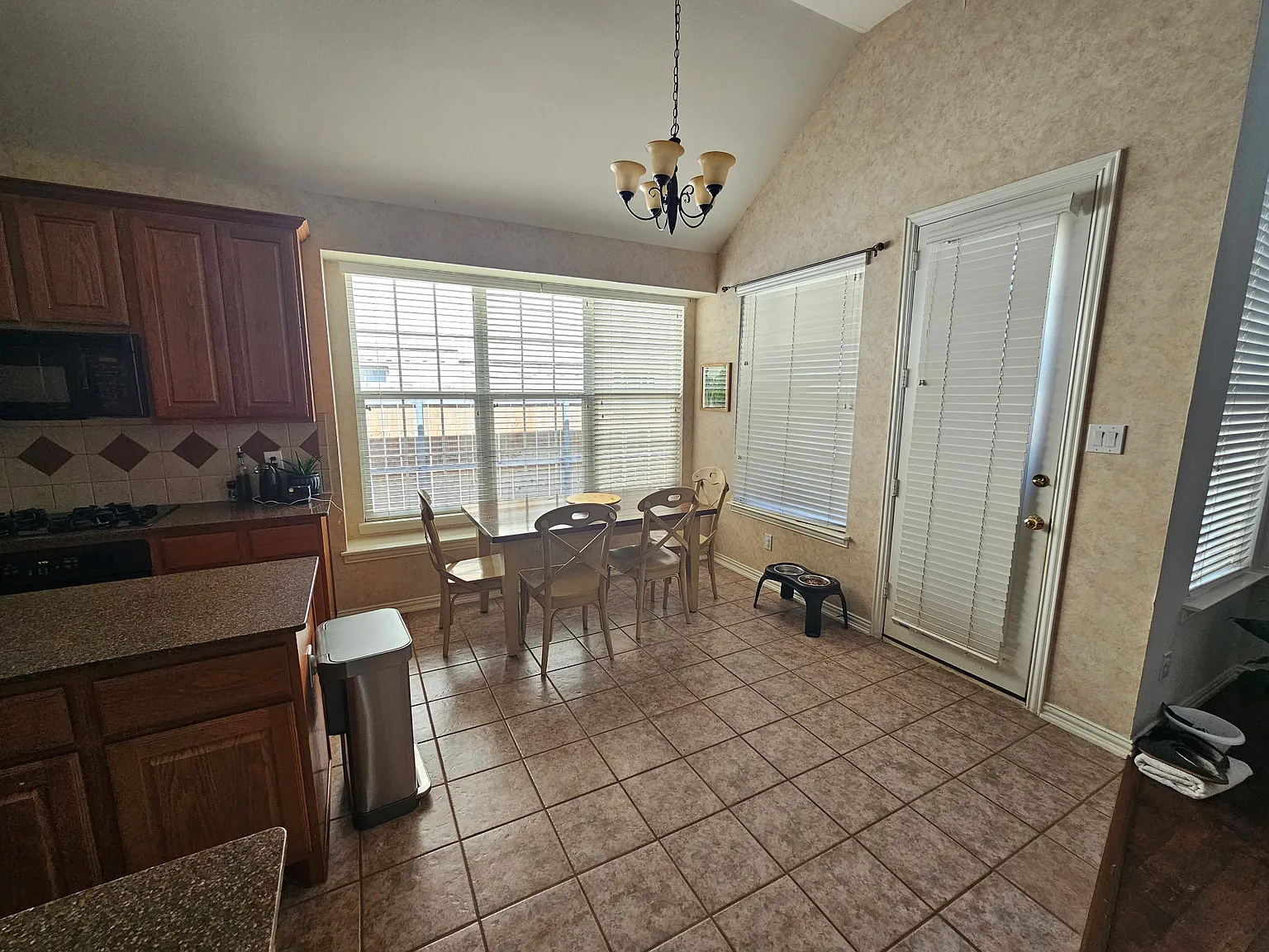 4 bed, 2615 sqft, $3,150 — Photo 4