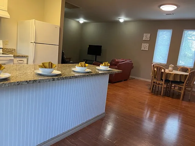 504 W Moore St — Photo 5