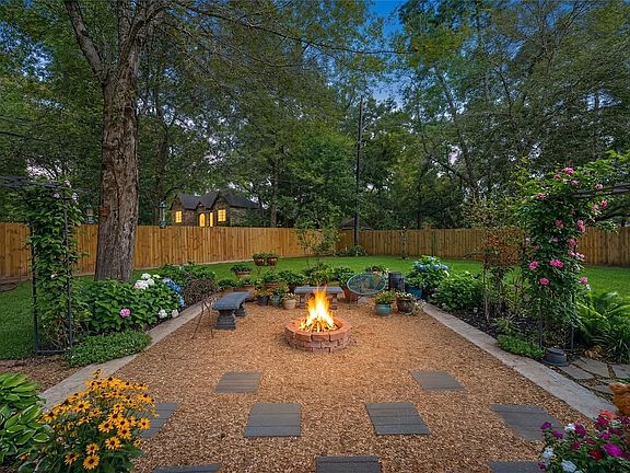 3rd image of 8207 Colonial Oaks Ln