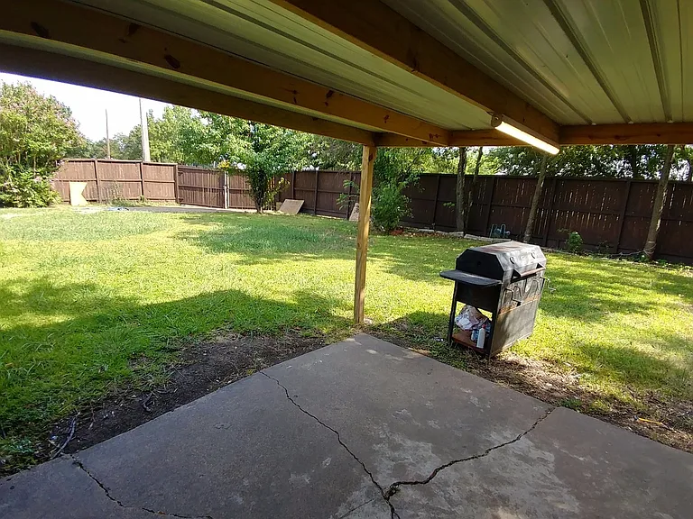 1402 Meadow Way — Photo 5
