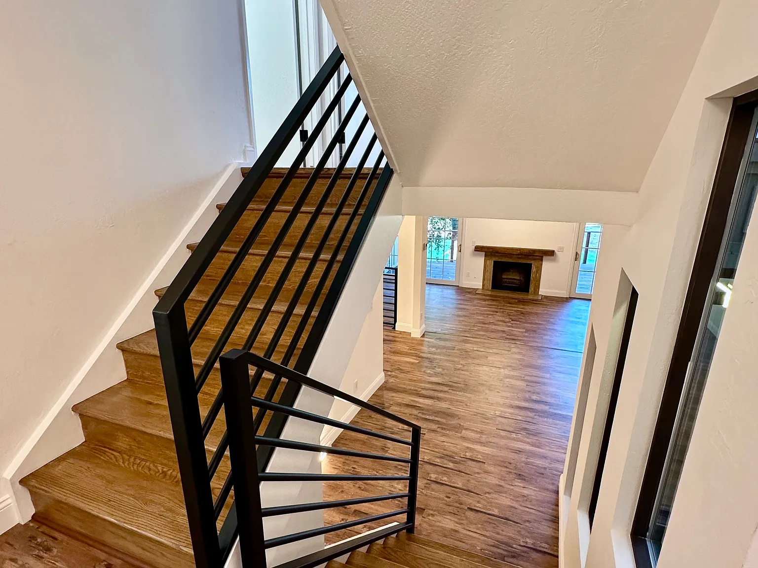 3 bed, 2.5 bath, 2260 sqft, $7,750 — Photo 3