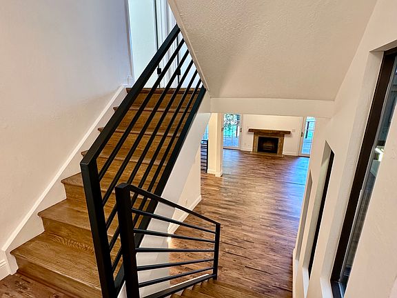 3rd image of 524 Sand Hill Cir