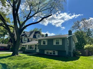 916 Lilac Ln, Naperville, IL 60540