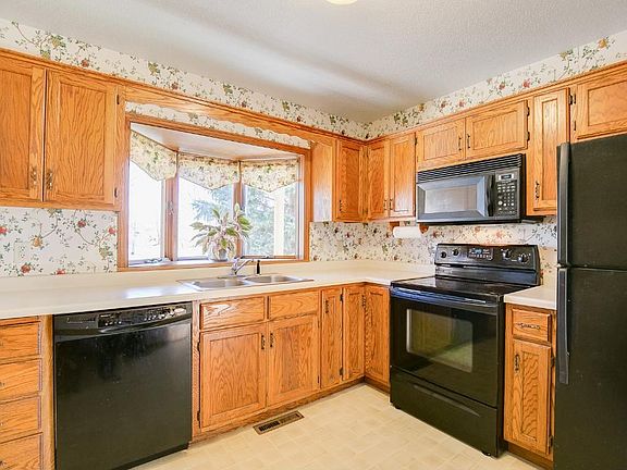 3rd image of 170 Meadow Dr