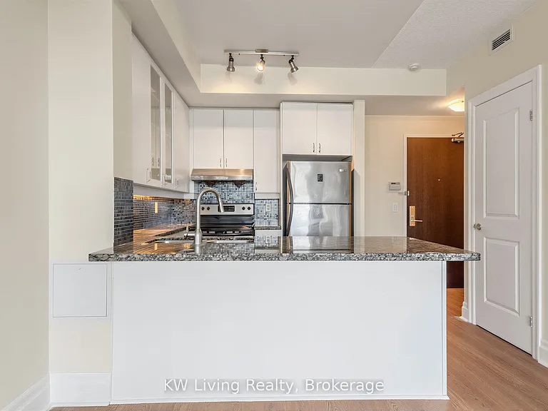 21 Upper Duke Cres #604 — Photo 8
