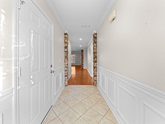 4th image of 1017 Woodline Cir
