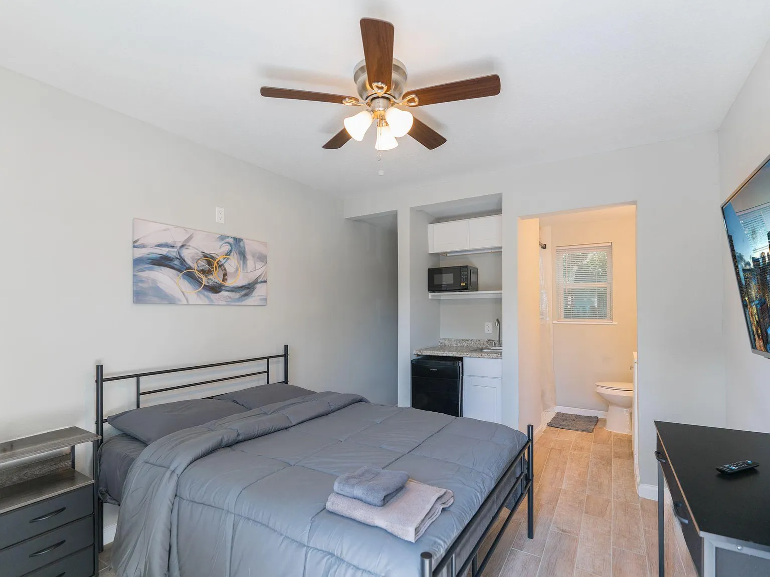 1 bed, 1.0 bath, 300 sqft, $1,148 — Photo 2