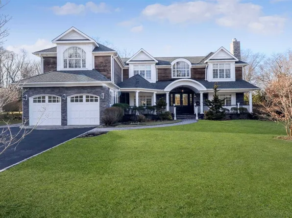 88 Swan Ct, Roslyn, NY 11576